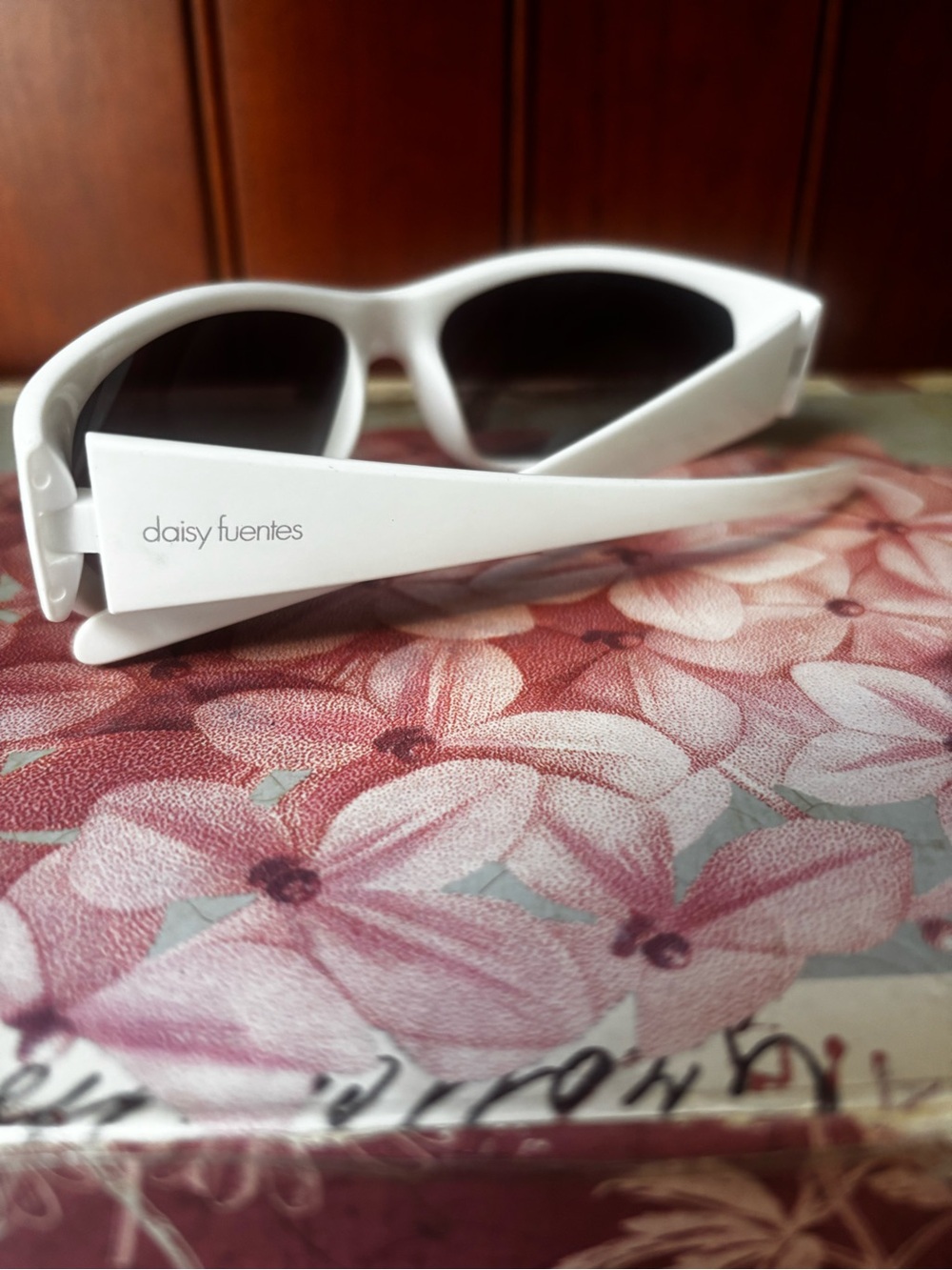 Daisy Fuentes white wrap-around sunglasses vintage Y2K-style - Picture 11 of 12